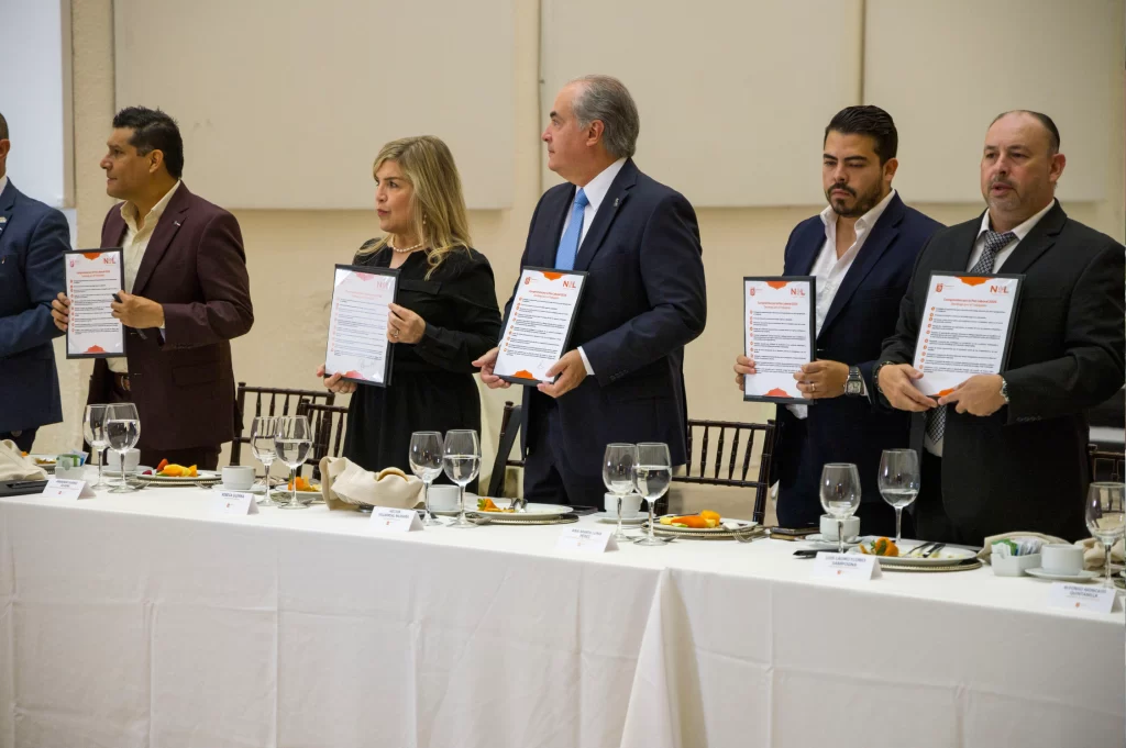 Firma por la paz laboral en Nuevo León por CANACO Monterrey